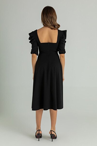 lovebox Dámské černé šaty z krepové látky s krátkým rukávem a čtvercovým límcem v midi délce 080