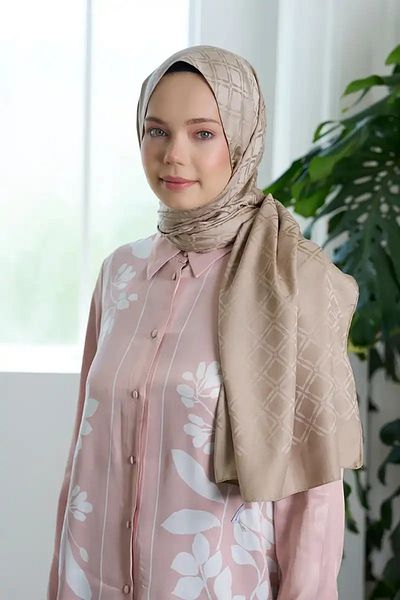 Madame Polo Συλλογή με τετράγωνο σχέδιο χρώματος μπεζ Timeless