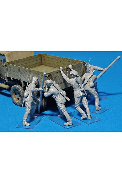 MiniArt 35137 1:35 Vehicle Iten Soviet Soldiers