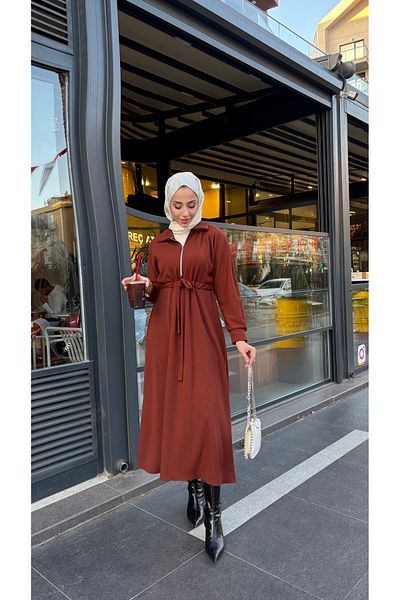 Tesettür Diyarı Πλεκτό φόρεμα Hijab με ραβδώσεις - Λεπτομέρεια με φερμουάρ, καφέ