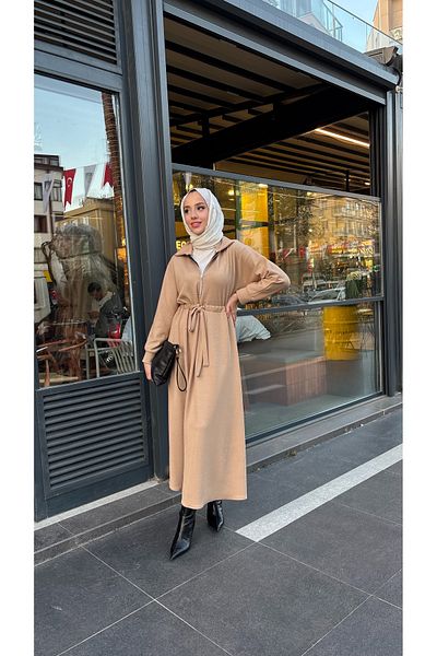 Tesettür Diyarı Μπεζ Φόρεμα Hijab - Πλεκτό ύφασμα με ραβδώσεις και λεπτομέρεια με φερμουάρ