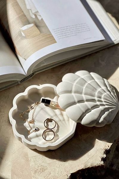 Mandalin Art Studio Oyster Shaped Decorative Box| White