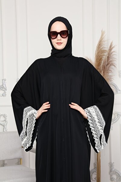 GigiTex Κομψή και υψηλής ποιότητας μαύρη δαντέλα με λεπτομέρεια Abaya Ferace με περιτύλιγμα - Κρεμ μετάξι στο μπράτσο