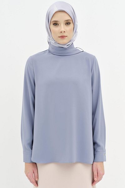 Tuğba Bluză albastră - guler eșarfă și detalii
