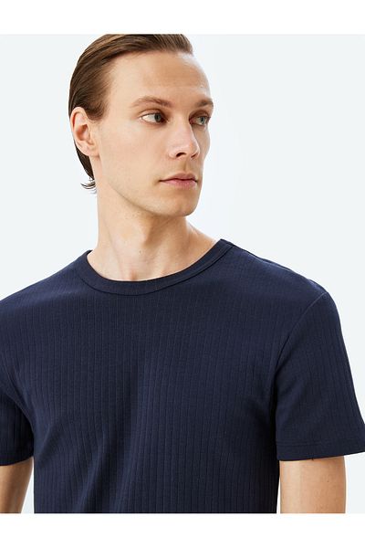 Koton Kurzärmliges, eng anliegendes Baumwoll-T-Shirt mit Rundhalsausschnitt