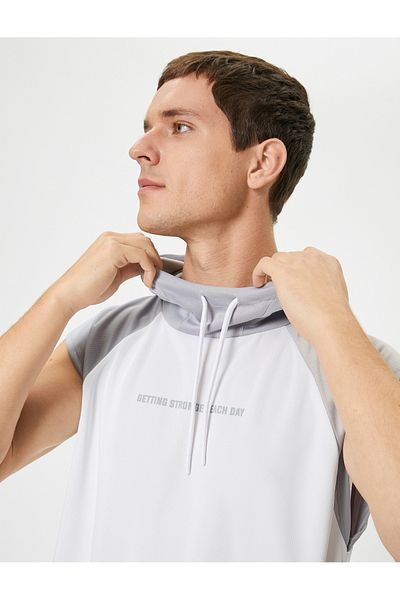 Koton Ärmelloses Sport-T-Shirt mit Kapuze – Aufdruck „Slogan“