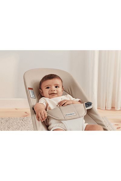 BabyBjörn كرسي هزاز من BabyBjorn مصنوع من نسيج ناعم ومتوازن (كاكي/بيج)