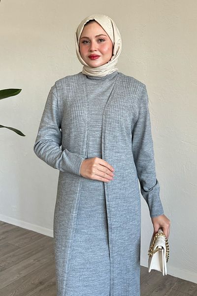InStyle طقم تريكو رمادي مع سترة بتفاصيل بروش