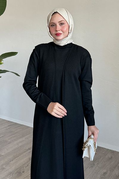 InStyle طقم تريكو أسود مع سترة بتفاصيل بروش
