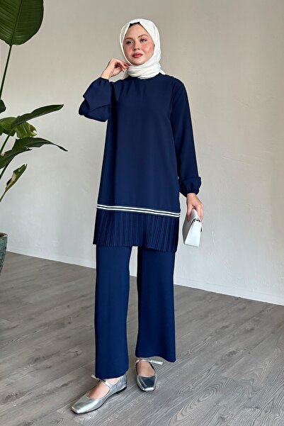 InStyle Námořnicky modrý dvojitý oblek s plisovanou sukní