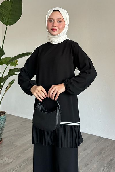 InStyle طقم مكون من قطعتين باللون الأسود مع تنورة بطيات