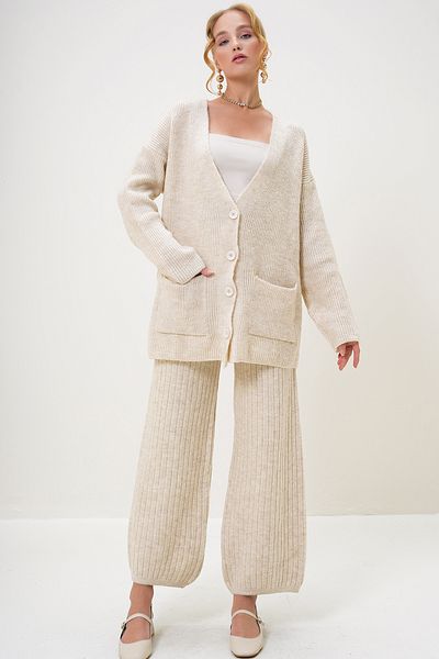 Trend Alaçatı Stili Women's Cream V-Neck Double Pocket Buttoned Knitwear Cardigan and Trousers Suit Alc-X13217