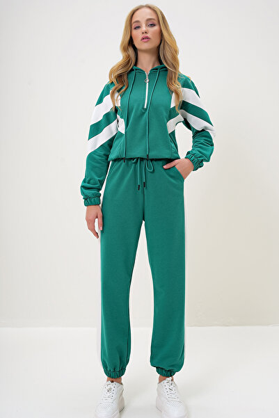 Trend Alaçatı Stili Γυναικεία αθλητική φόρμα με πράσινη κουκούλα - Φούτερ και ελαστικά πόδια ALC-X13092