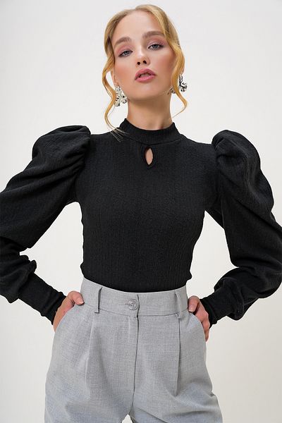 Trend Alaçatı Stili Schwarze Damen-Strickbluse mit Rundhalsausschnitt, tiefem Ausschnitt und Prinzessinnenärmeln ALC-X13069