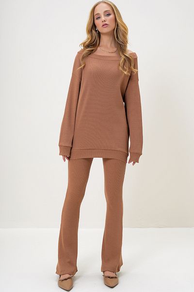 Trend Alaçatı Stili Set aus übergroßer Bluse in Kamelfarbe und Hose mit spanischem Bein – U-Boot-Ausschnitt ALC-X13059
