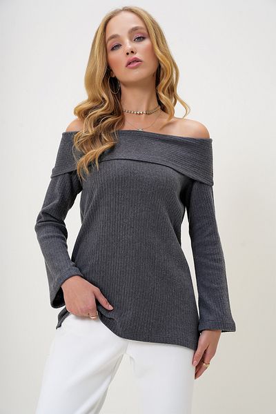 Trend Alaçatı Stili Anthrazitfarbene Damenbluse mit Madonna-Kragen und Interlock-Stoff ALC-X13117