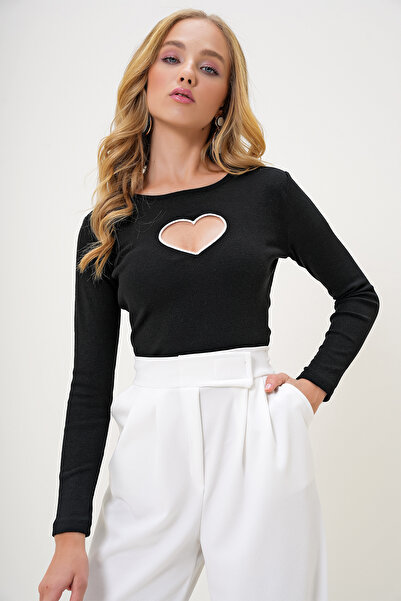 Trend Alaçatı Stili Schwarze, tief ausgeschnittene Camisole-Bluse mit Rundhalsausschnitt und Herzstickerei für Damen ALC-X7995