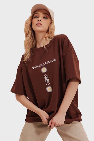 Trend Alaçatı Stili Braunes, bedrucktes Oversize-Unisex-T-Shirt für Damen mit Rundhalsausschnitt ALC-X9577