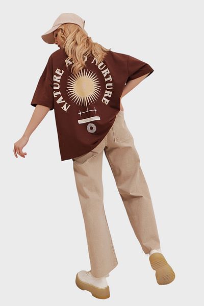 Trend Alaçatı Stili Braunes, bedrucktes Oversize-Unisex-T-Shirt für Damen mit Rundhalsausschnitt ALC-X9577