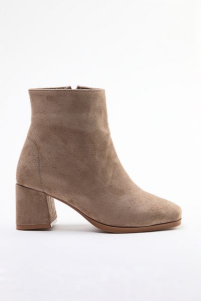 TRENDYOL SHOES Norkový semiš s čtvercovou špičkou Block Heel Dámské boty Takaw25Bo00002