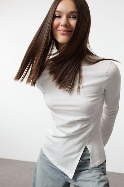 Trendyol Collection Crew Neck Ecru kötött blúz - hasított és húzózsinóros, testhezálló TWOAW24BZ00388