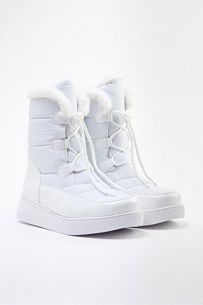 TRENDYOL SHOES Bílé vodoodpudivé šněrovací krátké dámské sněhule na plochém podpatku Takaw25Bo00023