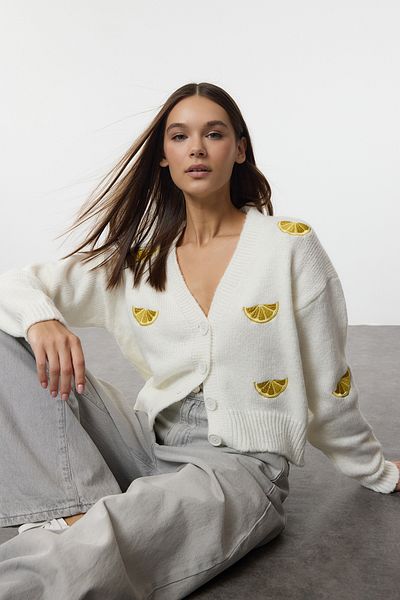 Trendyol Collection Detailní výšivka s výstřihem do V z měkkého úpletu Cardigan - Ecru Twoaw24Hi00237