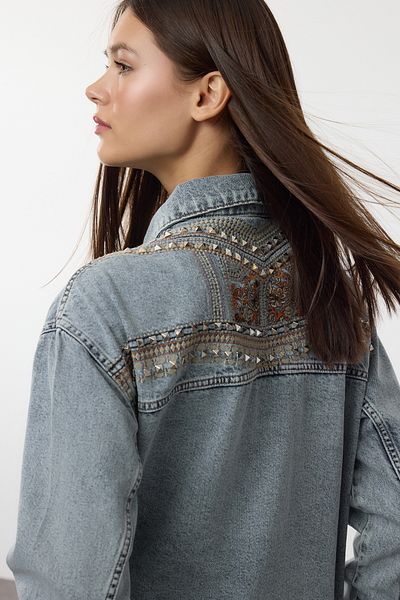 Trendyol Collection Jachetă de blugi supradimensionată cu broderie albastră și detalii despre accesorii TWOAW25CE00081