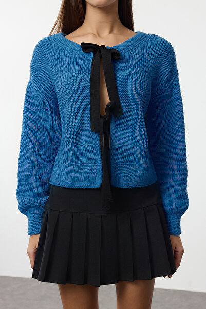 Trendyol Collection Pulover de tricotaj crop albastru deschis - cu două fețe, panglică purtabilă și detaliu fundă TWOAW25KZ00074
