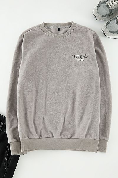 Trendyol Collection Graues Anti-Pilling-Fleece-Sweatshirt mit Rundhalsausschnitt – Textdruck, normaler Schnitt TMNAW23SW00340