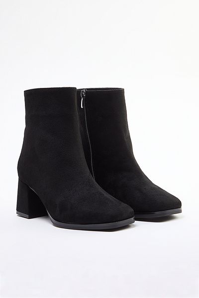 TRENDYOL SHOES Fekete velúr négyszögletes orrú, blokksarkú női csizma TAKAW25BO00002