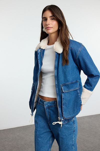 Trendyol Collection Plüsch-Jeansjacke in Blau – mit Fell innen, TWOAW25CE00074