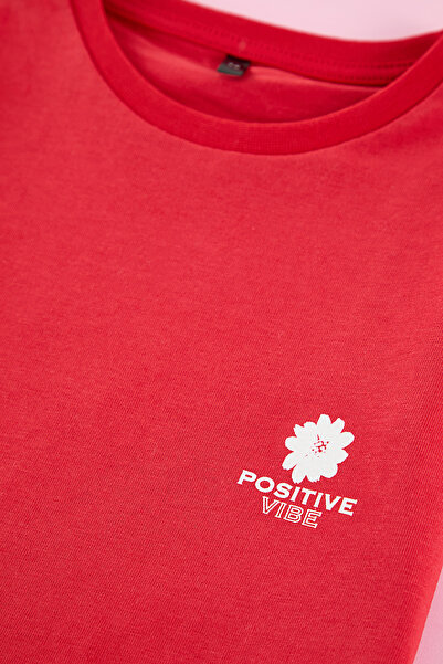 TRENDYOLKIDS Rotes gestricktes Mini-Me-T-Shirt mit Mutter-Tochter-Aufdruck für Mädchen TKDAW25TS00021