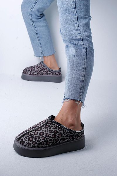 Beyond Γυναικείες γκρι Leopard Tazz Fur Inside Ebroidery Λεπτομερείς παντόφλες σπιτιού με ψηλή βάση 4,5 cm Bynduggt02