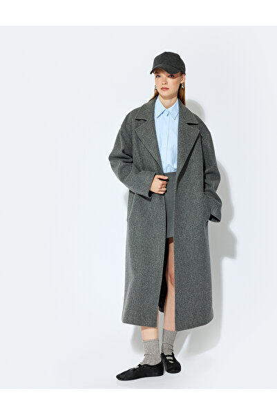 Koton X Şahika Ercümen – Dvouřadý dlouhý prošívaný kabát s detailem pásku a kapsami