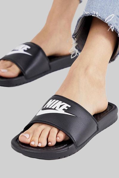 Nike Futura Benassi Slide Μαύρες γυναικείες μαύρες παντόφλες με μονό λουράκι