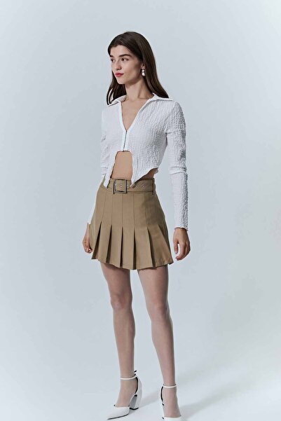 Quzu تنورة قصيرة بطيات وحزام باللون البيج