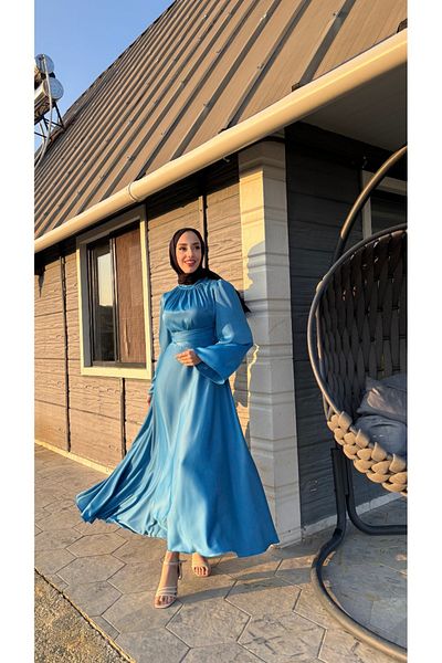 Tesettür Diyarı Rochie de seară din satin cu mâneci spaniole