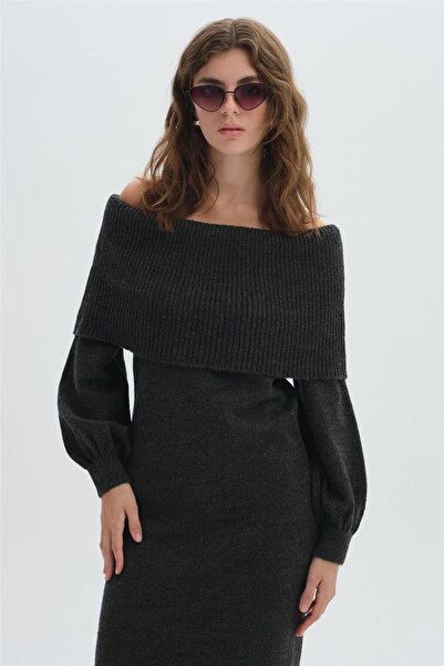 SHERIN Μακρύ πλεκτό φόρεμα με γιακά σάλι ανθρακί