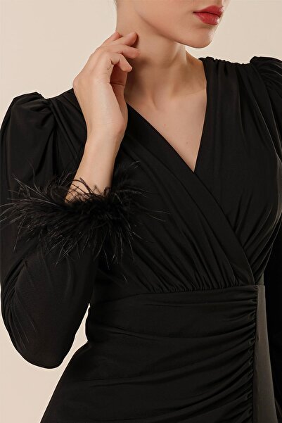 By Saygı Dvouřadé dlouhé šaty s výstřihem z peří vpředu s plisovanou podšívkou z křišťálové látky