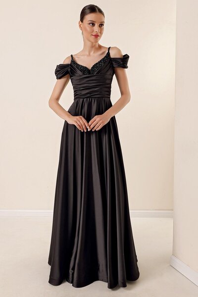 By Saygı Dlouhé saténové večerní šaty s provazovým páskem s nízkými rukávy, detail kamenů vpředu s řasenou podšívkou