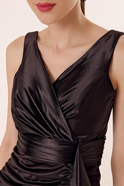 By Saygı Dlouhé saténové šaty s širokým lemováním vpředu s volánky