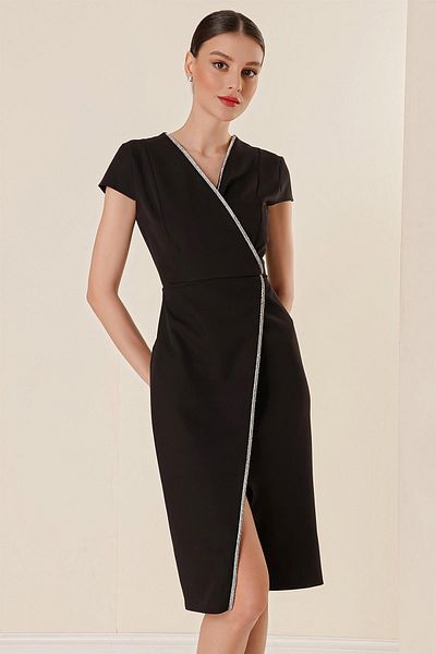 By Saygı Zweireihiges Kleid mit Steindetails und Halbmondärmeln und Schlitz vorne