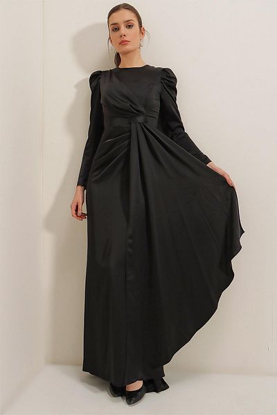 By Saygı Langärmliges Satin-Kleid mit Falten vorne und detailliertem Futter