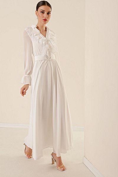By Saygı Langes Chiffonkleid mit Polokragen, Volant mit halber Knopfleiste vorne und Federdetail, Taillengürtel und Futter in Ecru