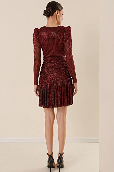 By Saygı Dvojradové skladané trblietavé šaty s výstrihom