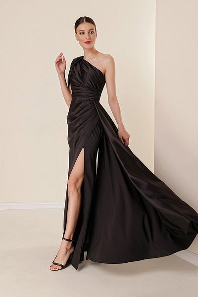 By Saygı Langes Kleid aus Satin mit einem Ärmel und Drapierung vorne