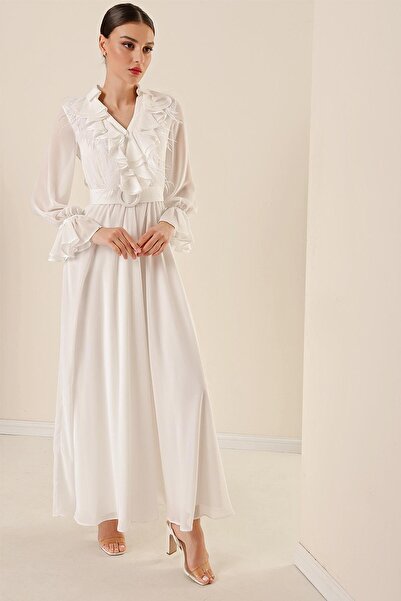 By Saygı Polo knoflíček s polovičním knoflíkem vpředu s volánkem a peřím Detail pasu podšité páskem Dlouhé šifonové šaty Ecru