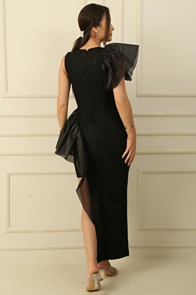 By Saygı Dlouhé krajkové šaty s tylovým detailem na ramenou a pasu