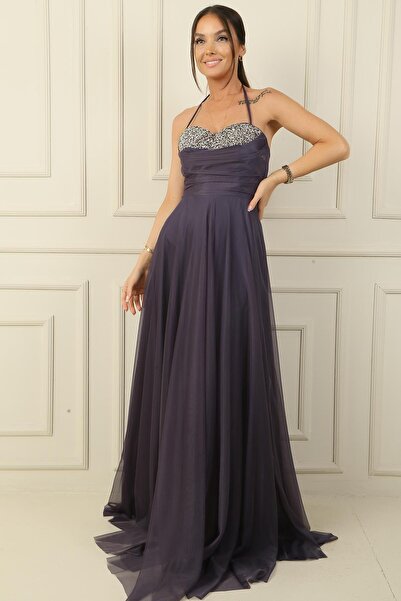 By Saygı Hosszú kendővel és kővel bélelt tüll estélyi ruha